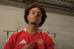 Joshua Zirkzee con la maglia del Manchester United