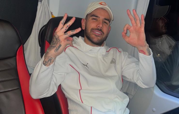 Theo Hernandez sul pullman del Milan